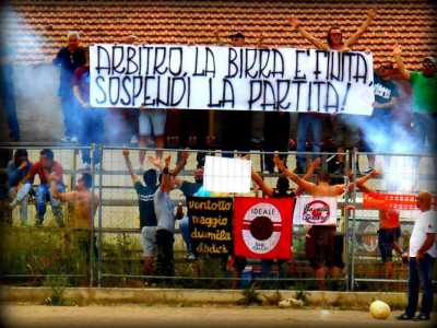 Sugli spalti abbondano tifo, birra e goliardia